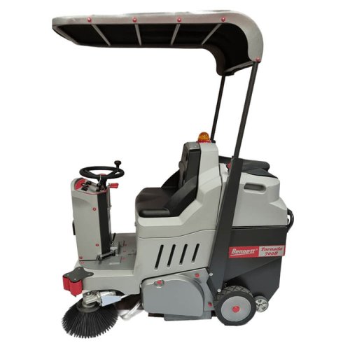 Подметальная машина с местом оператора Bennett Tornado 700bd PLUS (li-ion 24В / 150Ач)