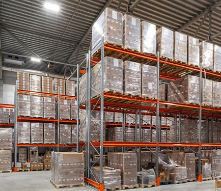 Паллеты с грузом на складе