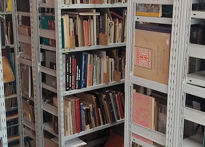 Книжные ряды: стеллажи ГТС Универсал для хранения книг в библиотеке